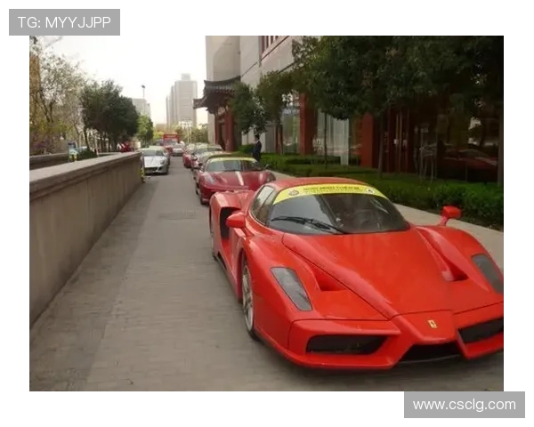 恩佐今儿又是豪车跟训练场两头跑，普通上班族都累瘫了他像开挂似的还带着笑气